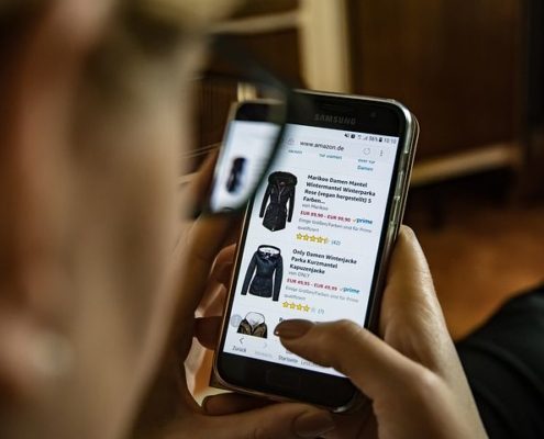 fashion-shopping-on-mobile-phone