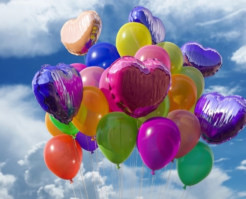 balloon-bunch-floating-in-sky